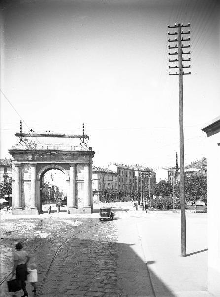 Porta Cavour a Pavia in una fotografia d'epoca, con l'arco e il viale verso la stazione