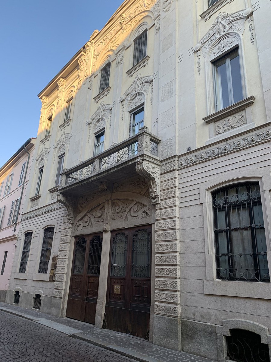 Facciata di casa Beretta in corso Mazzini a Pavia, con il portale doppio e il balcone