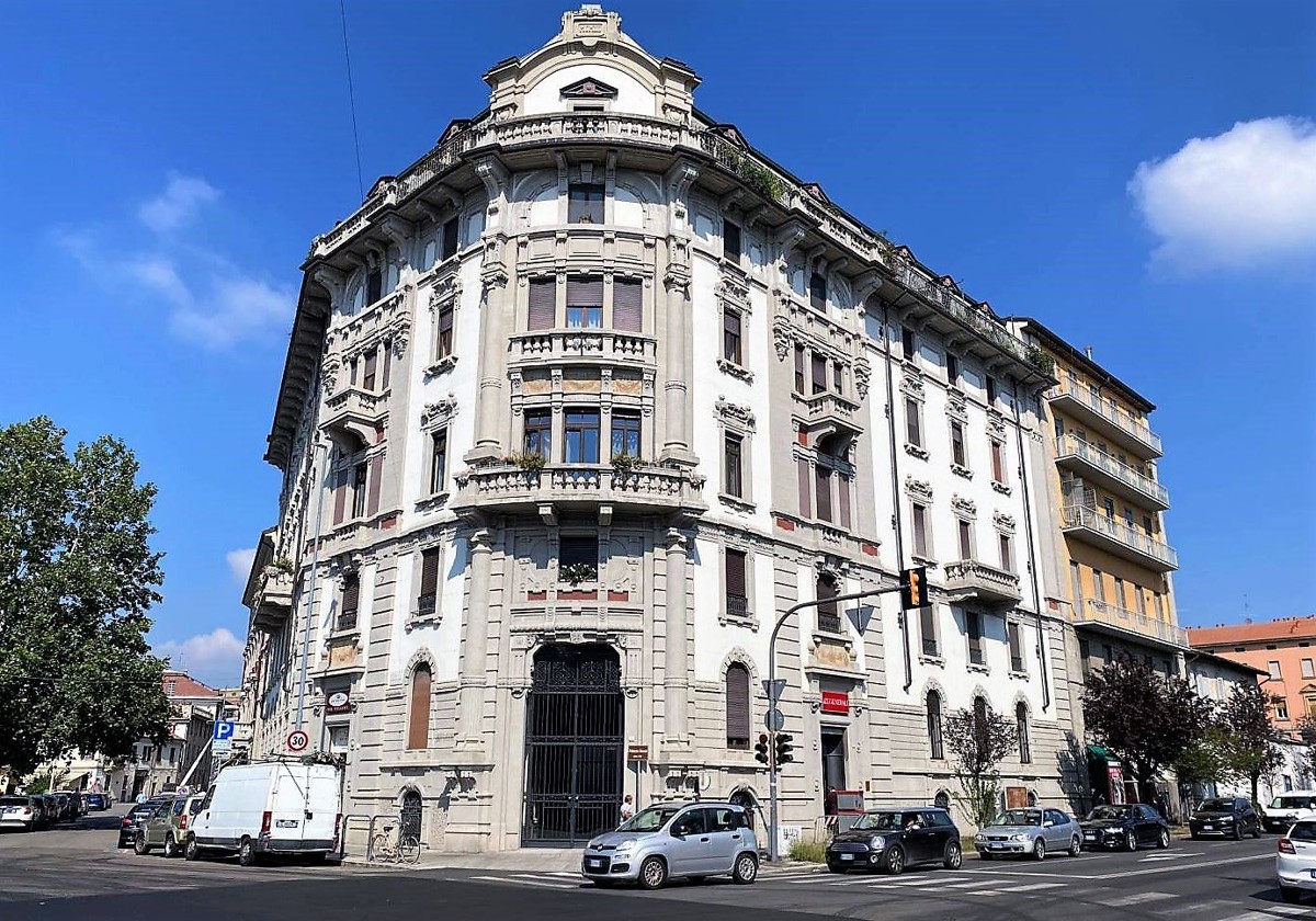 Facciata di Palazzo Devoti su viale XI Febbraio a Pavia, con i balconi e la balaustra del piano mansardato