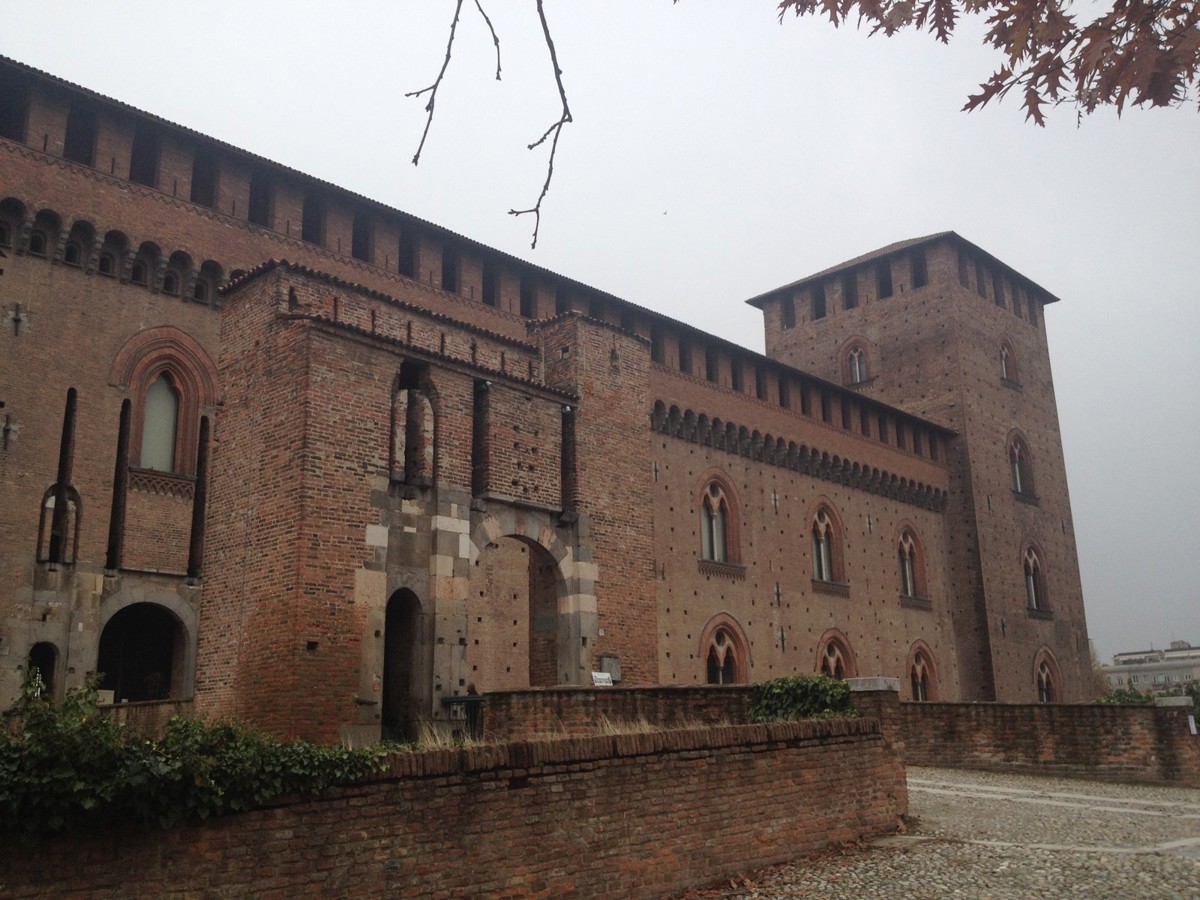 Il Castello Visconteo di Pavia con il fossato e il parco, di fronte a Palazzo Devoti