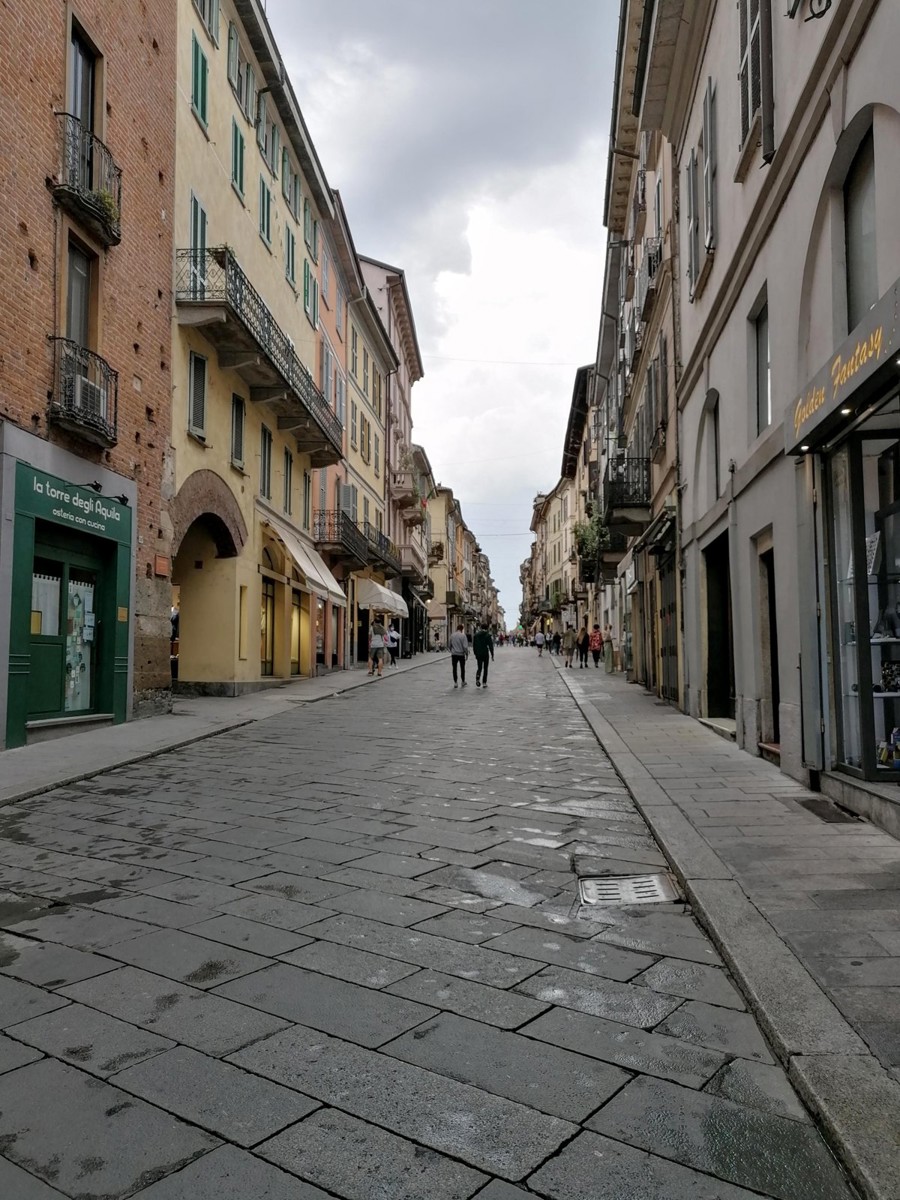 Strada Nuova a Pavia, con i palazzi allineati e il lastricato in pietra