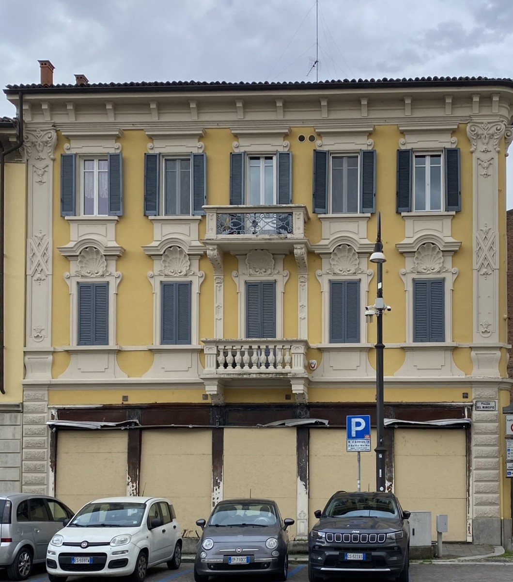 La facciata gialla di casa Gandini in piazza del Municipio a Pavia