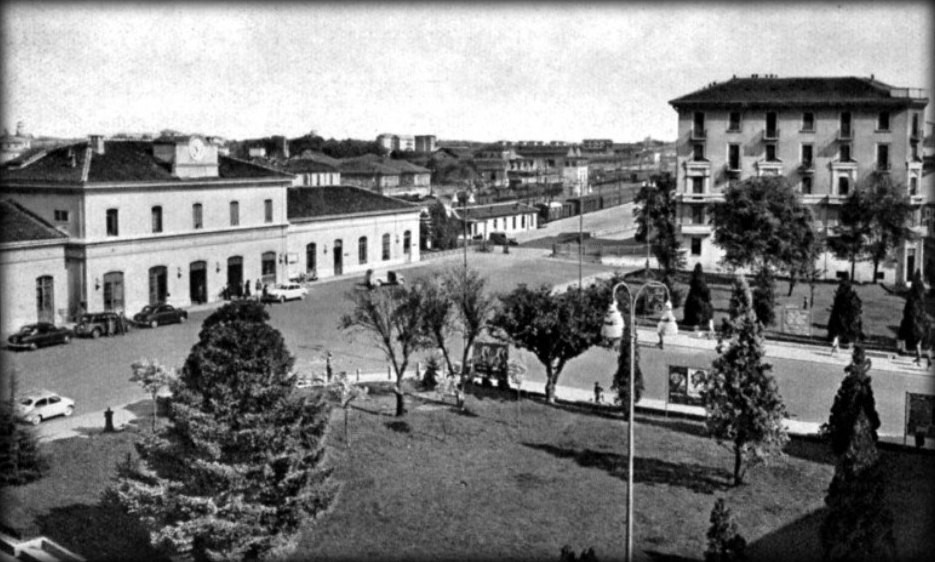 Il piazzale della stazione di Pavia in una fotografia d'epoca in bianco e nero