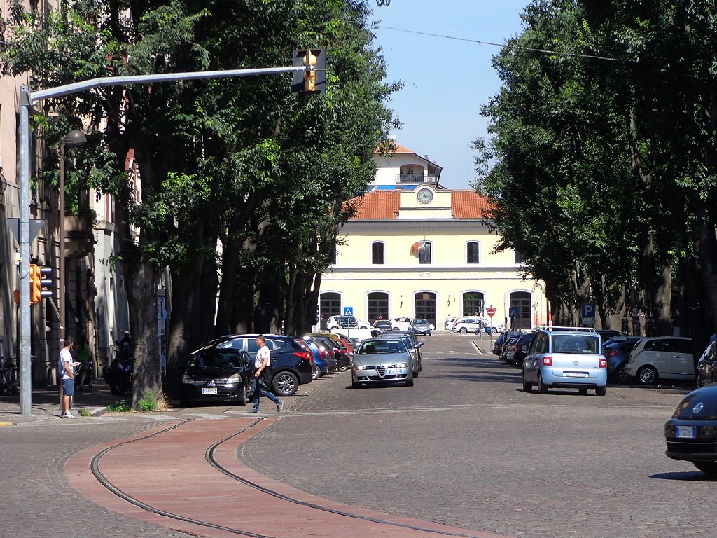 Il viale che da piazzale Minerva porta alla stazione di Pavia, con gli alberi e il fabbricato della stazione sullo sfondo