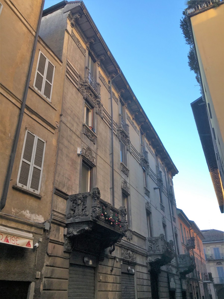 Scorcio della casa di via Beccaria a Pavia con i balconi decorati in cemento e ferro battuto