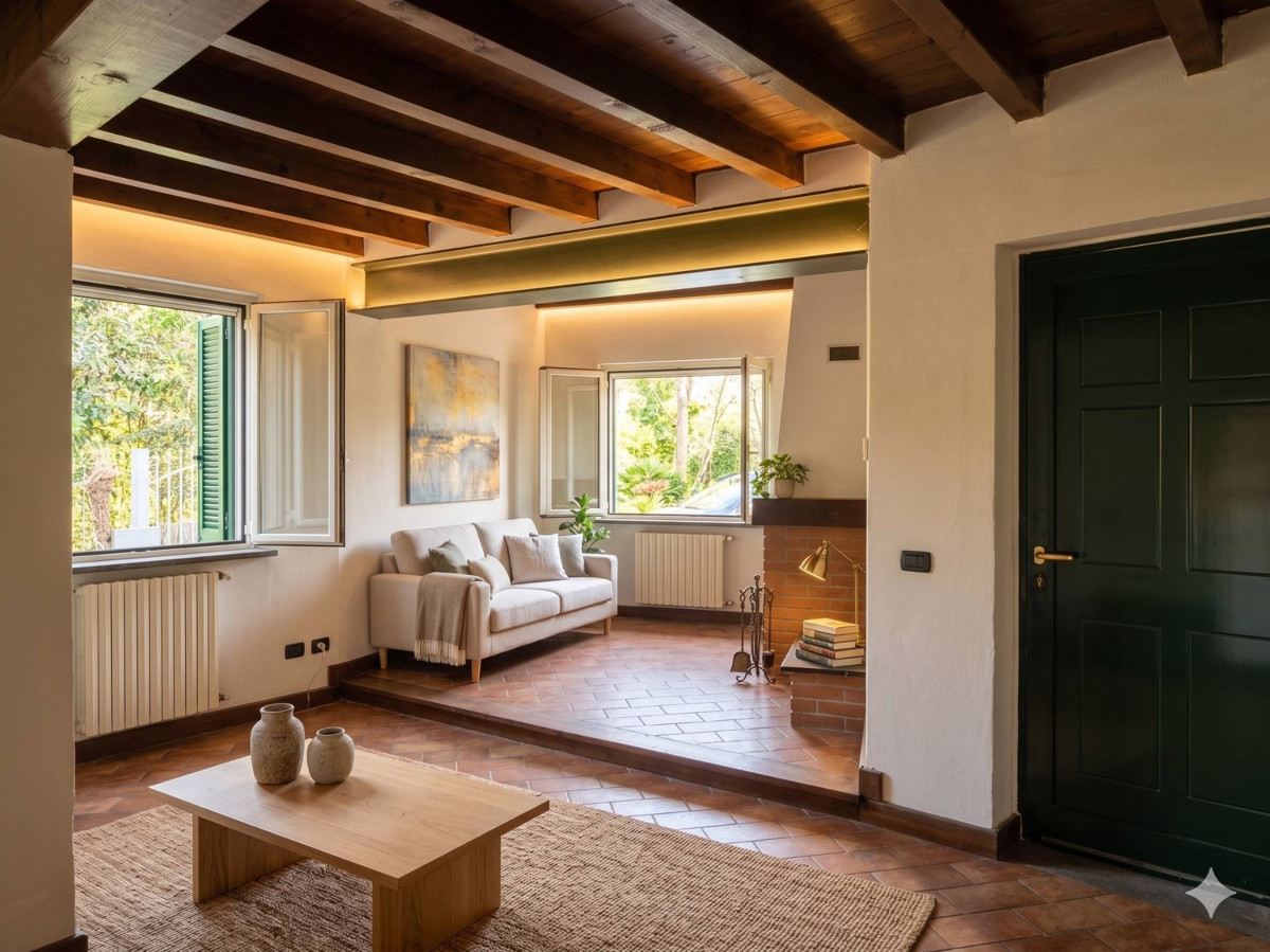 Una casa nel Parco del Ticino, con il camino e il tetto in legno