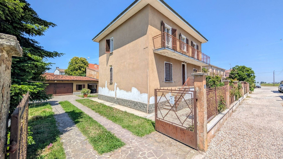 Una bifamiliare in fondo a una via chiusa, con duecento metri ancora da costruire