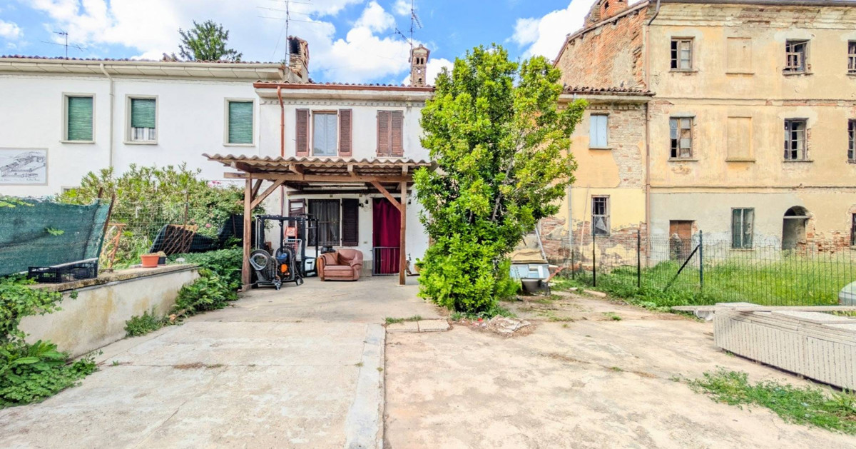 Una villetta di campagna con due camere grandi e il giardino intorno