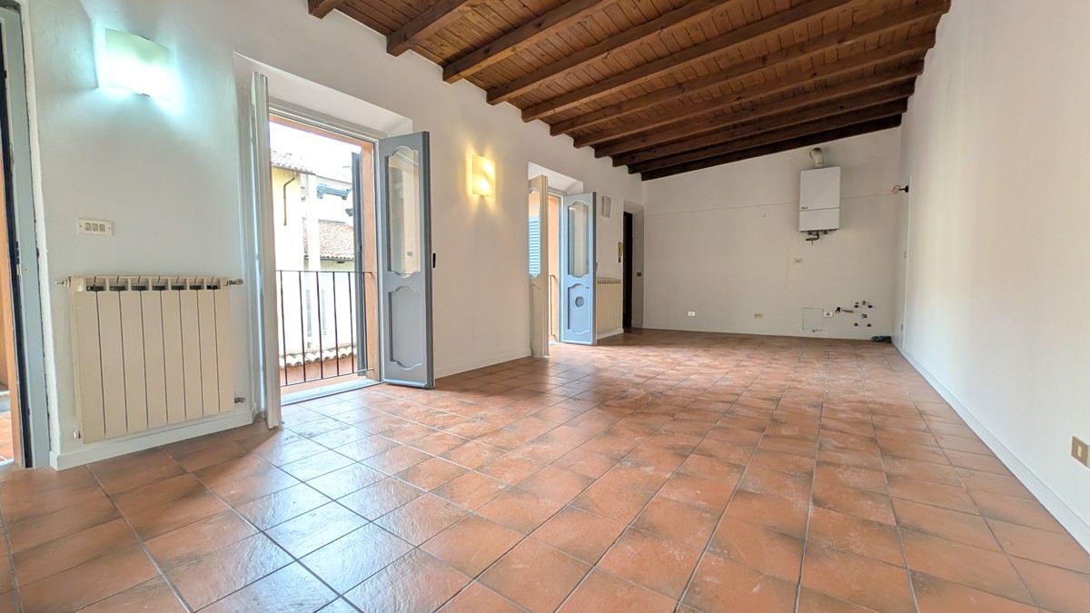 Bilocale con travi a vista nel cuore di Pavia
