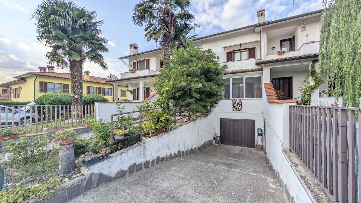 VILLETTA A SCHIERA CON GIARDINO