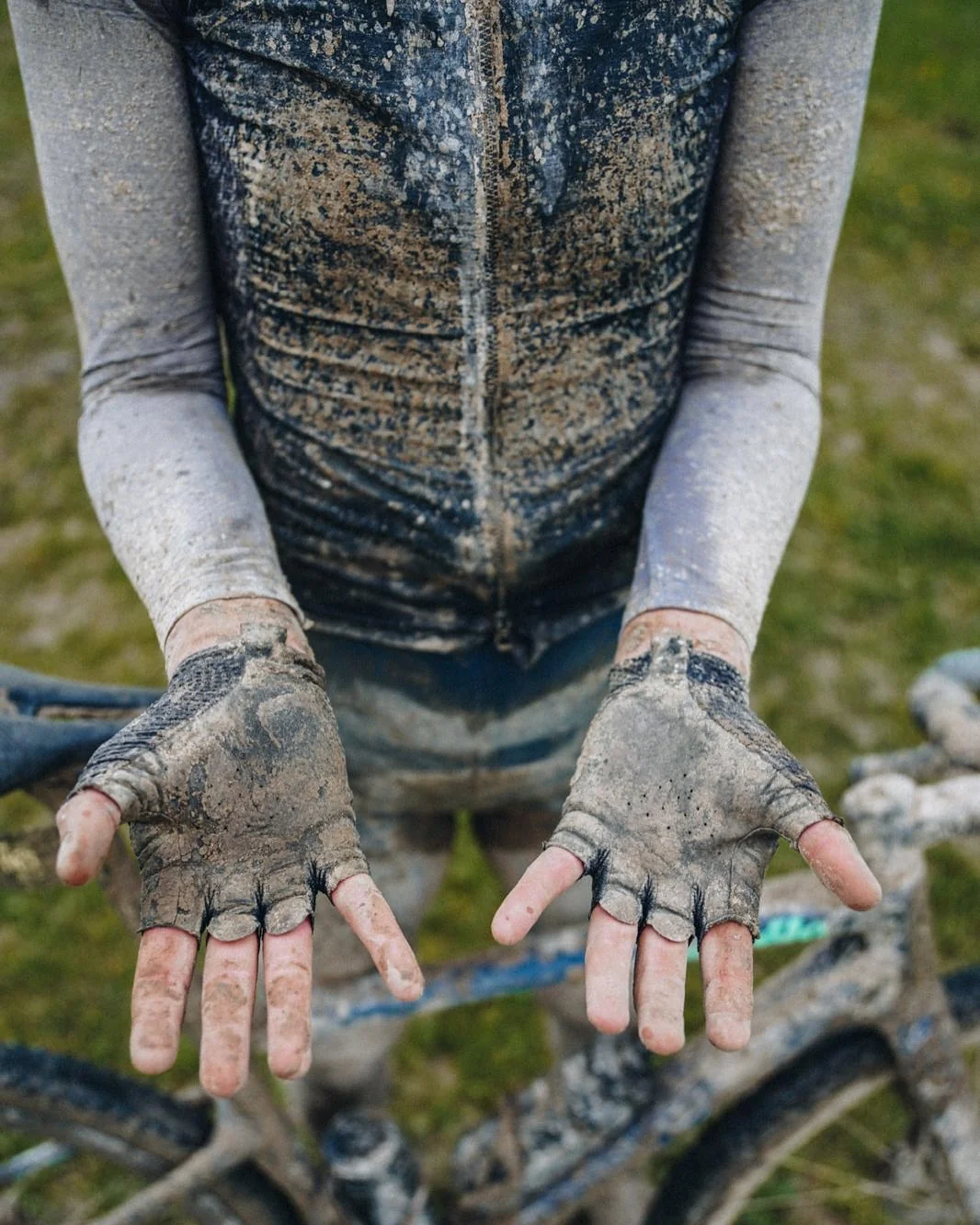 Valeria & Jil at @thehillsgravel race in Italy ⛰️🌧️ - Image 4
