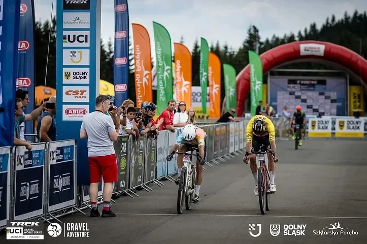 🥳 @hansbecking ha appena vinto la UCI Gravel World Series in Polonia – che gara! 👏