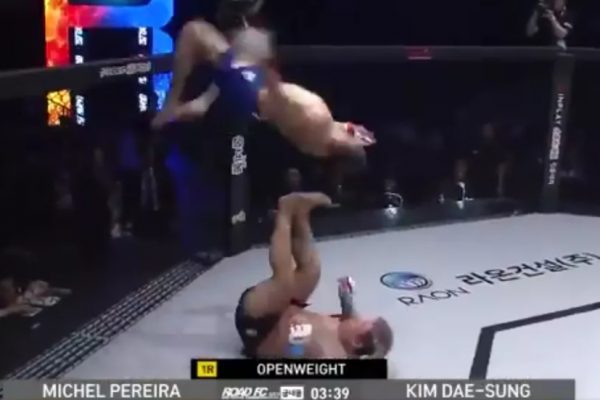 Telecatch ou MMA? Lutador brasileiro impressiona com golpes inusitados; veja