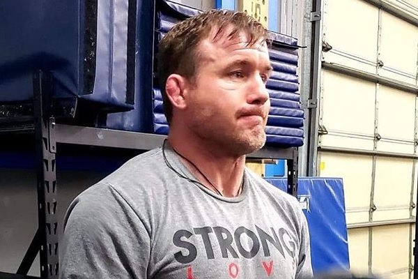 Ex-campeão do UFC é acusado de agredir esposa e ameaçar irmão gêmeo