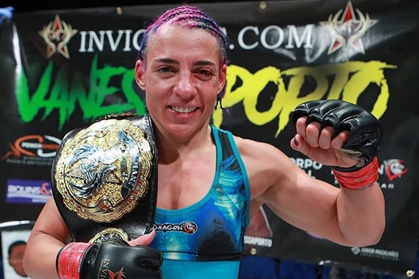 De forma incomum, Vanessa Porto conquista cinturão peso-mosca do Invicta FC