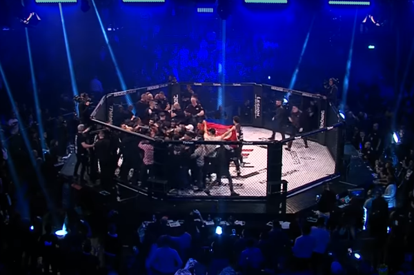 Córner joga toalha, juiz não percebe e octógono é invadido por equipe; veja