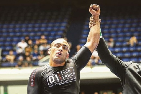 Brasileiros dão show e conquistam vitórias em evento de ‘jiu-jitsu com tapas’