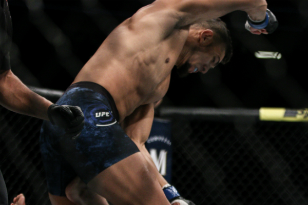 Johnny Walker nocauteia de novo e rouba a cena no card preliminar do UFC 235