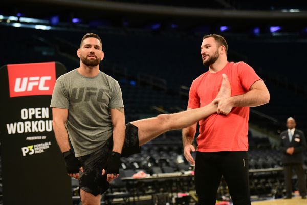 Presunção? Weidman afirma ser melhor do que Jon Jones no wrestling e no jiu-jitsu