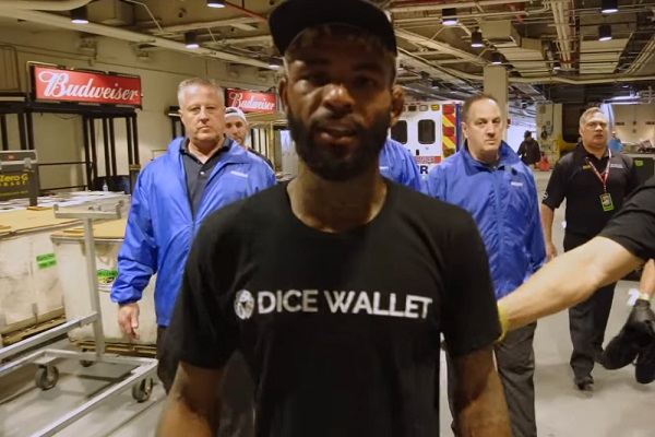 Ex-campeão do Bellator se irrita e bate em câmera da organização; veja