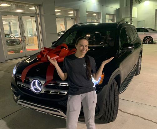 Campeã generosa! Noiva divulga presente que recebeu de Amanda Nunes