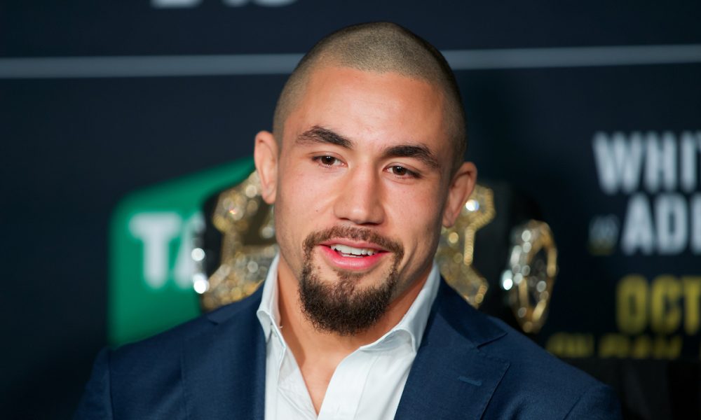 Ainda engasgado com derrota, Robert Whittaker pede por revanche com Adesanya