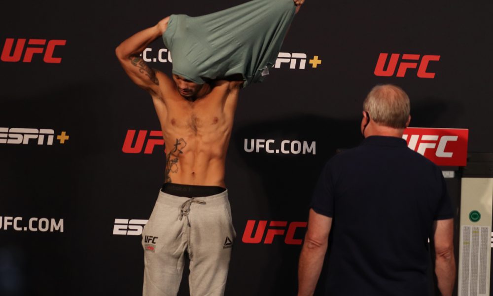 Com apenas uma falha na balança, lutadores confirmam card do UFC Las Vegas