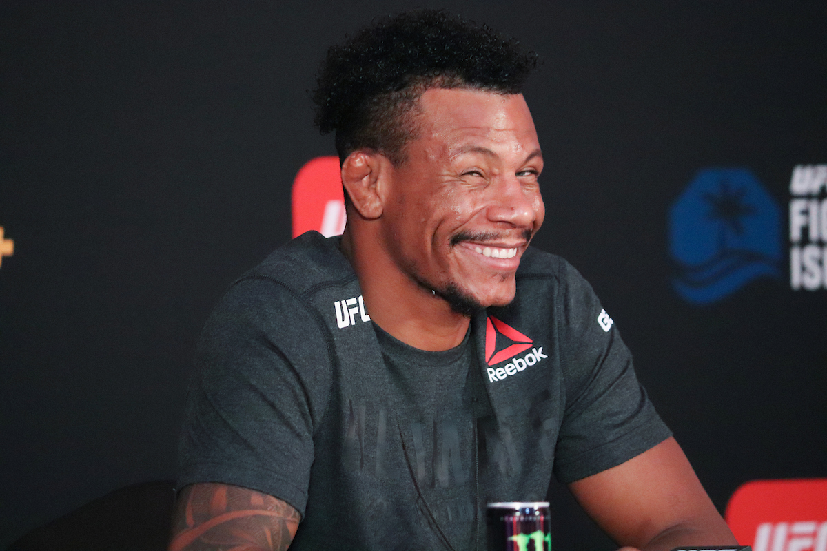 Alex Cowboy em compromisso do media day pelo UFC.