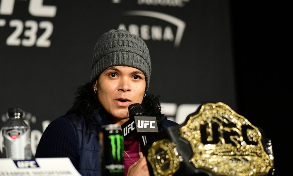 Amanda Nunes divulga vídeo de treino com noiva grávida: “Preparação para o parto”