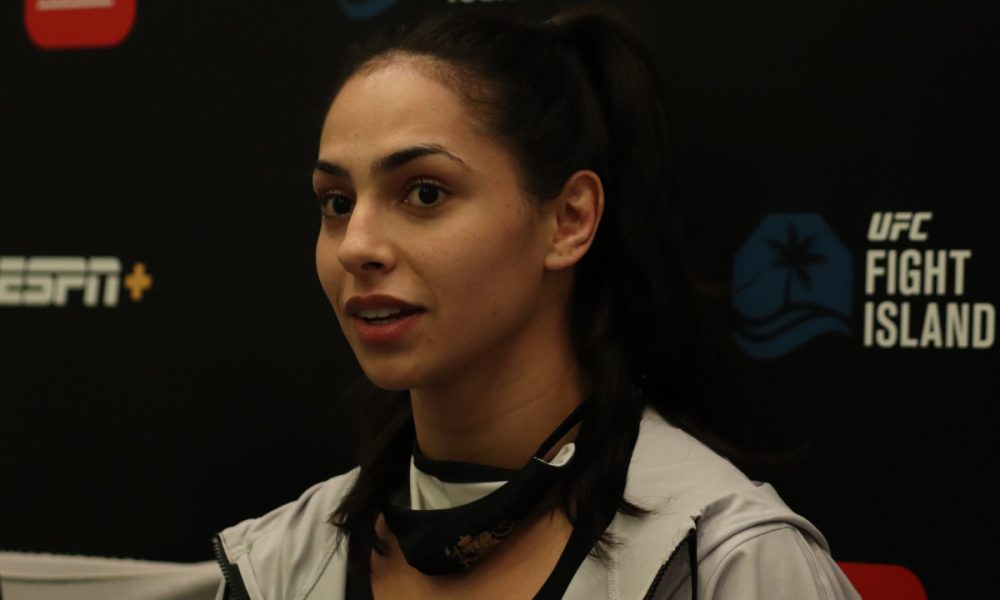 Rival cita jogo de chão como fraqueza de Ariane Lipski e aposta: “Vou dominar”