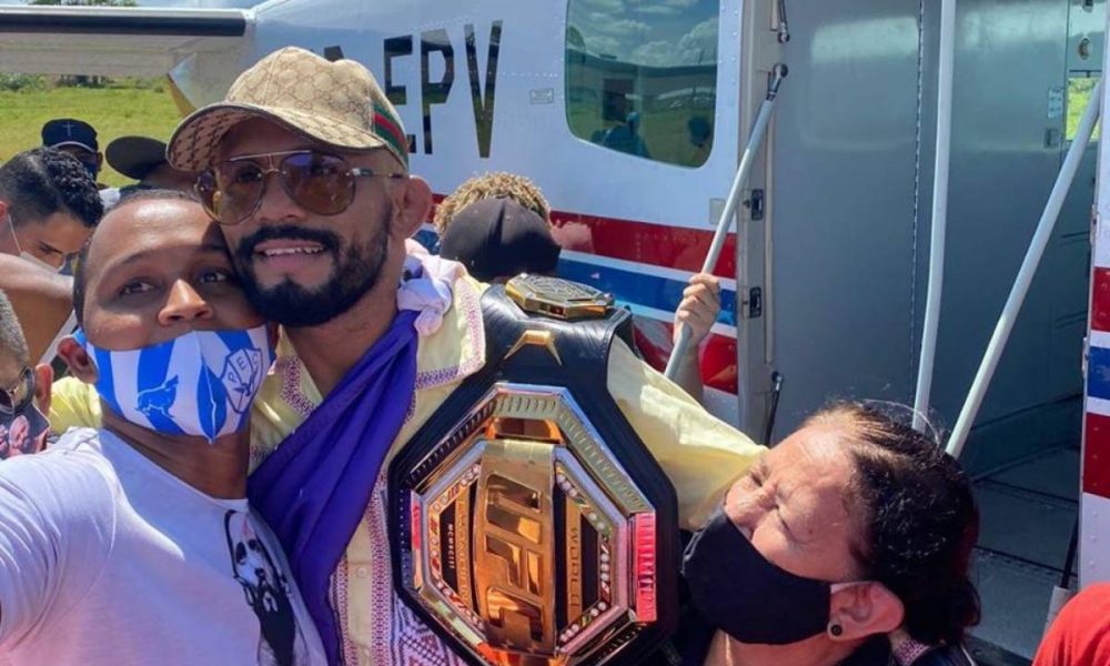 Campeão do UFC, Deiveson Figueiredo é recebido com festa no Pará