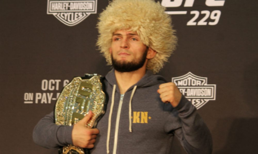 Khabib comemora aniversário de dois anos da vitória sobre McGregor e provoca rival
