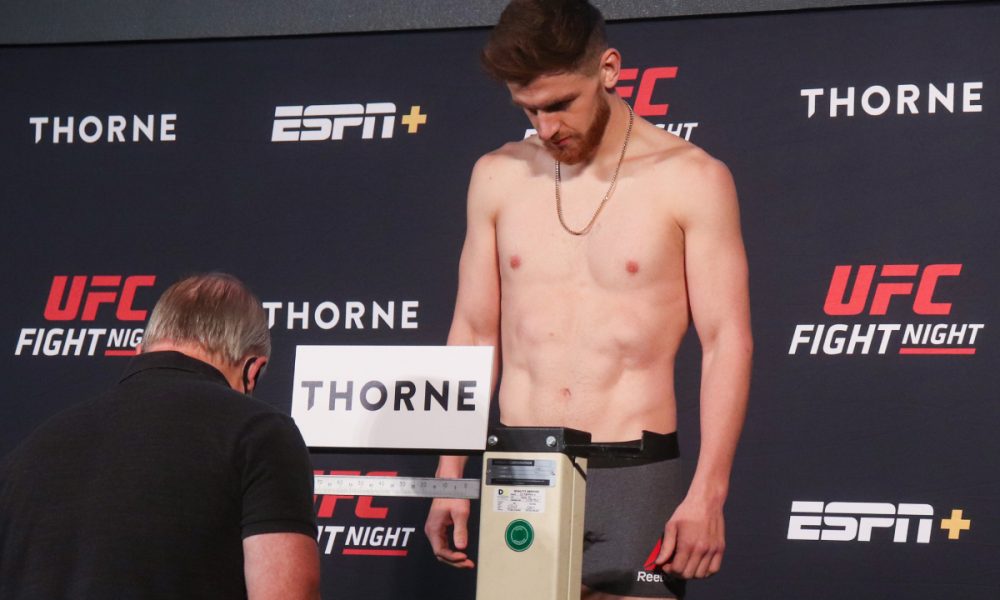 UFC pune Shahbazyan por entrar no octógono com bandeira de ‘regime ilegal’