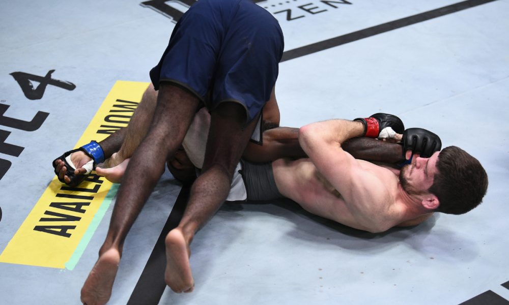 Dana aplaude de pé e contrata lutador que deu show à lá Khabib no Contender Series