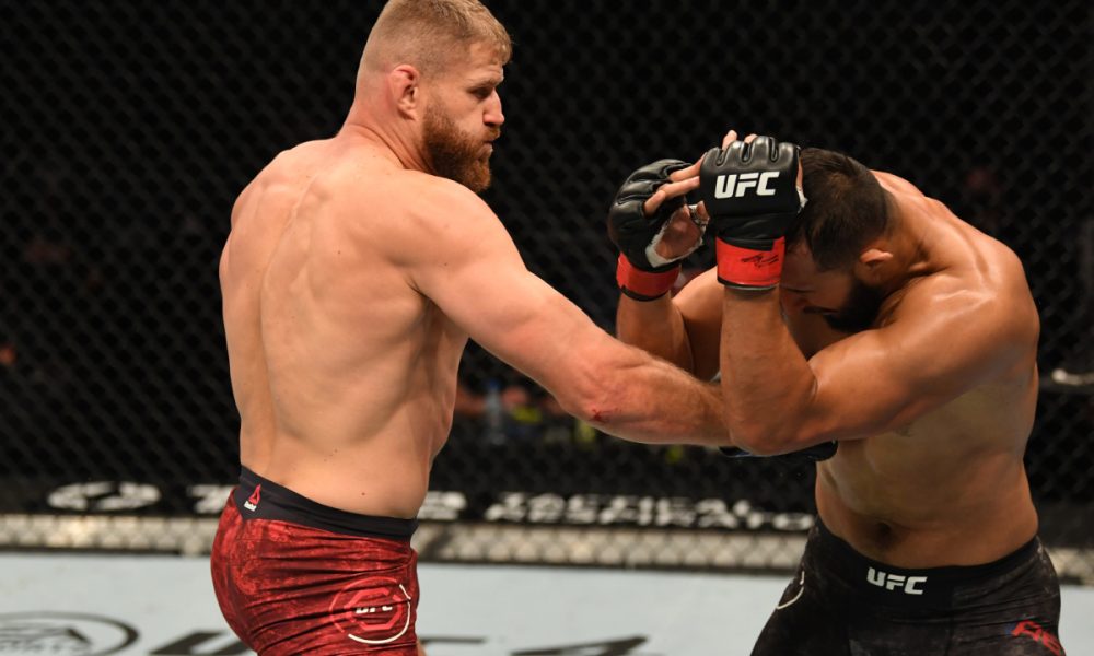 Jan Błachowicz nocauteia, conquista cinturão do UFC e desafia Jon Jones