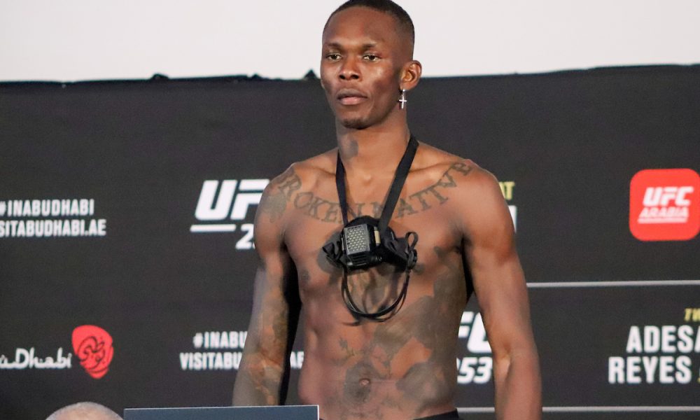 Anomalia no peitoral de Adesanya origina rumores sobre esteróides; lutador nega