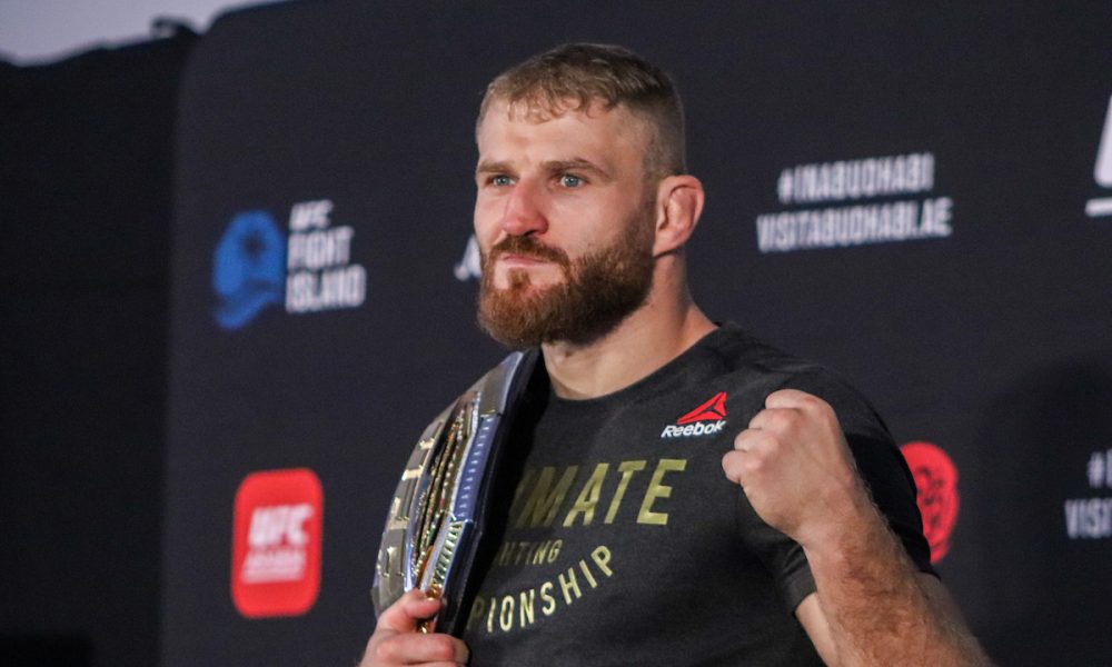 Blachowicz é recebido com festa na Polônia após conquista de título no UFC; veja