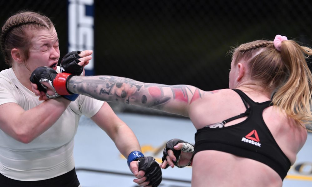 Após batalha sangrenta, promessa de 21 anos do UFC vai para o hospital