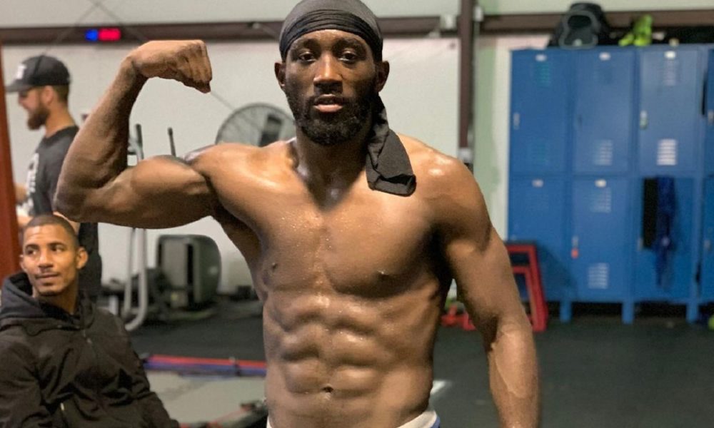 Terence Crawford nocauteia Kell Brook e mantém cinturão mundial de boxe