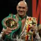 Tyson Fury posa para fotos com o cinturão da WBC no ombro