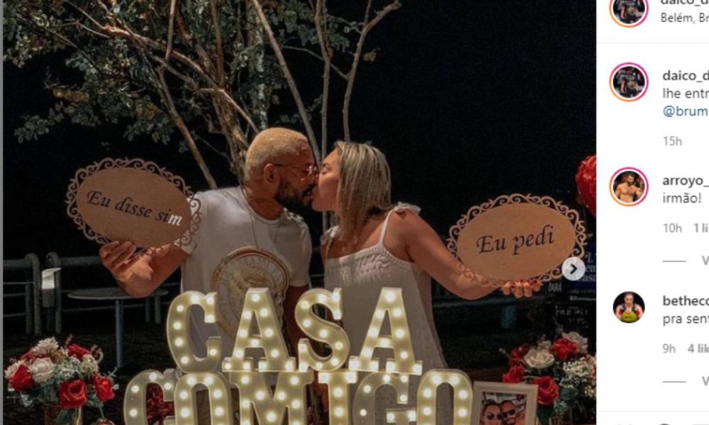 É o amor! Deiveson Figueiredo aceita pedido de casamento feito pela namorada