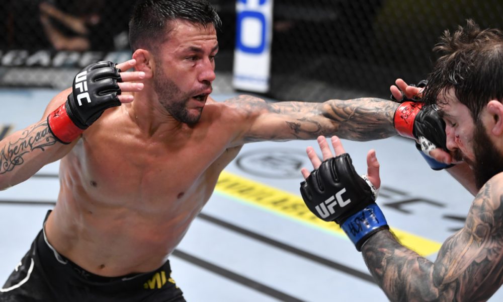 Pedro Munhoz prega respeito por Aldo e admite expectativa por duelo explosivo