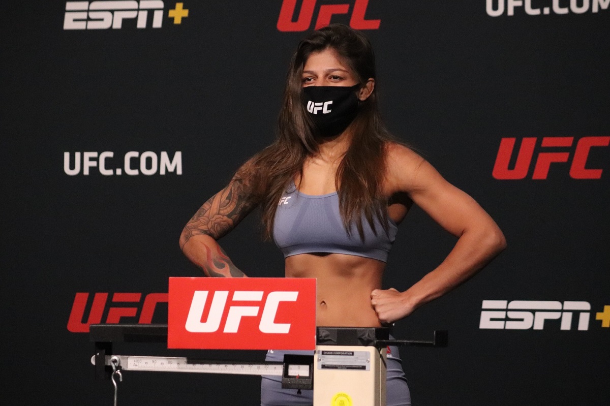 Mayra ‘Sheetara’ sente lesão antiga e luta contra Poliana Botelho é cancelada