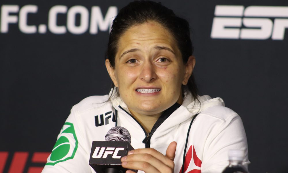 Lara Procópio prega cautela para crescer no UFC e destaca evolução na luta em pé