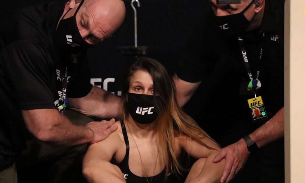 Cena assustadora! Lutadora desmaia duas vezes durante pesagem do UFC; veja
