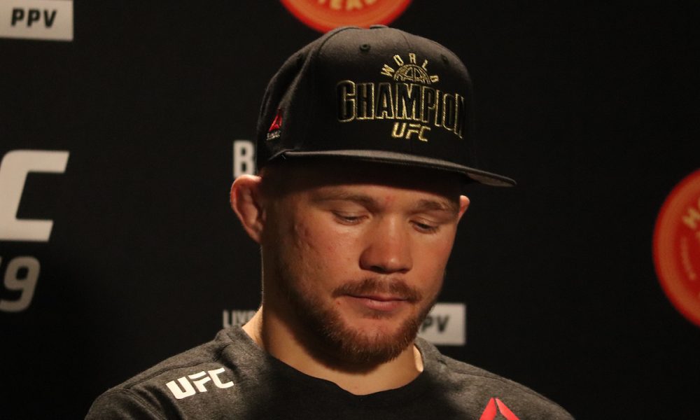 Cormier levanta rumor sobre possível saída de Petr Yan do UFC após derrota polêmica