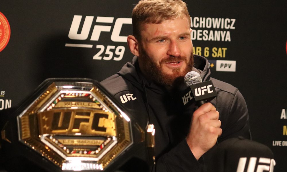 Campeão dos meio-pesados do UFC mostra interesse em lutar contra Jiří Procházka