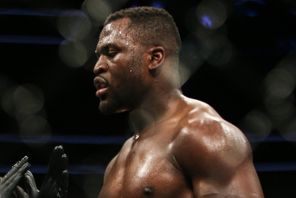 Francis Ngannou aguarda resultado de duelo no UFC no octógono.