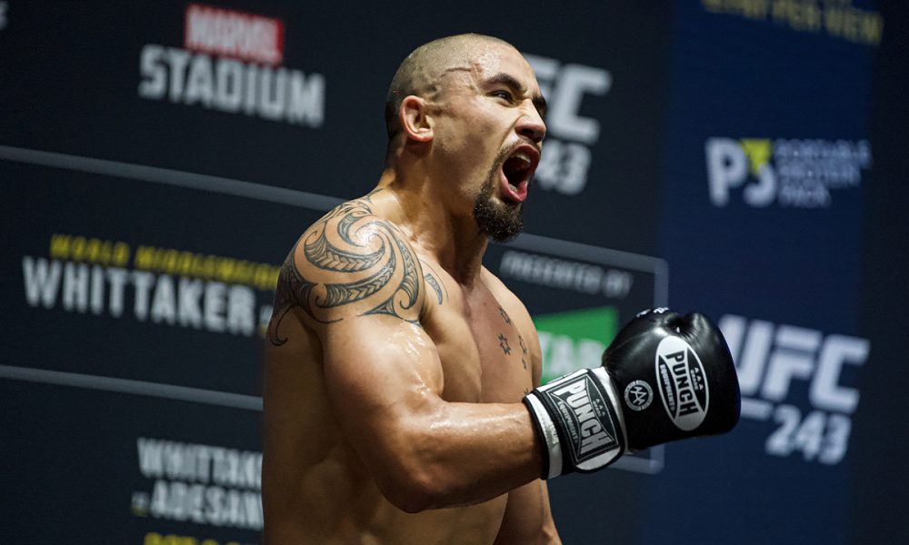 Whittaker ofende Adesanya e aquece clima para revanche no UFC: “Ele é um m****”
