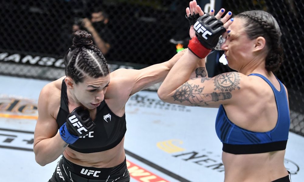 Mackenzie Dern dá aula de jiu-jitsu e finaliza Nina Nunes no primeiro round